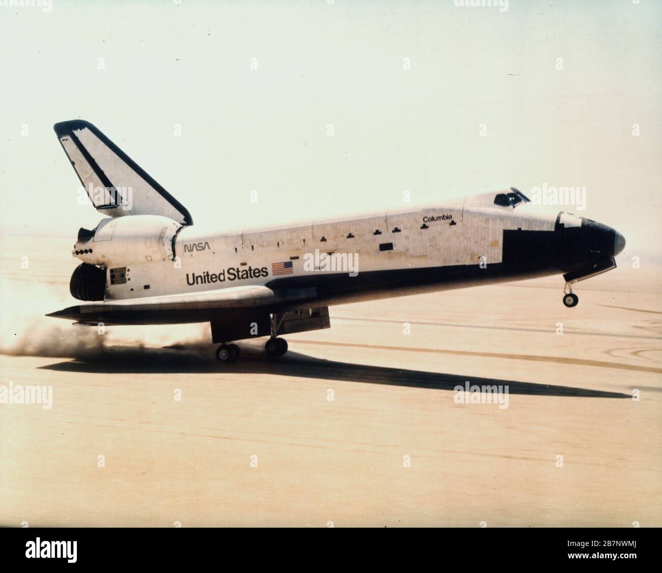 Sbarco della prima missione di navetta spaziale, 14 aprile 1981. Lago secco Rogers presso la base dell'aeronautica di Edwards, l'Armstrong Flight Research Center della NASA (poi Dryden Flight Research Center). Gli astronauti John W. Young, comandante STS-1 e Robert L. Crippen, erano a bordo del veicolo, 1981. Foto Stock