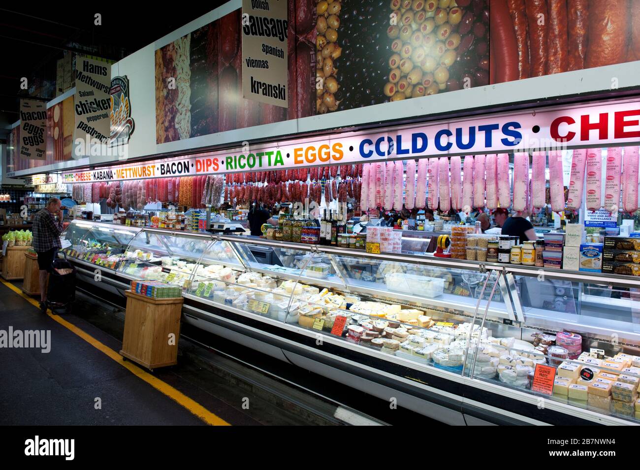 Una stalla indipendente che vende piccoli prodotti e formaggi, Adelaide Central Market, South Australia Foto Stock