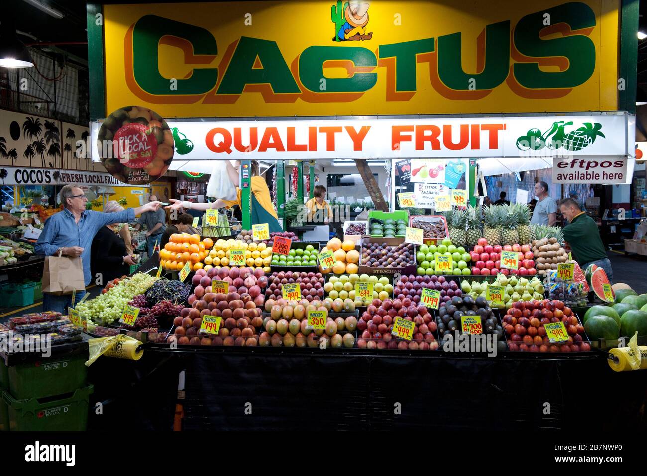 Una stalla indipendente che vende frutta e verdura, Adelaide Central Market, South Australia Foto Stock