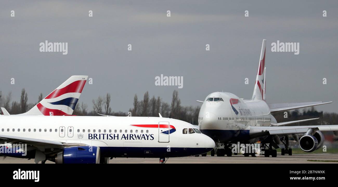 British Airways aerei all'aeroporto di Heathrow come britannici sono stati informati contro i viaggi non essenziali in qualsiasi parte del mondo, come la crisi del coronavirus ha chiuso i confini in tutto il mondo. Foto Stock