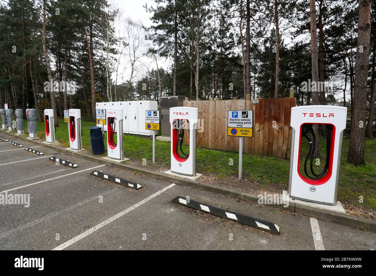 Le stazioni di ricarica Tesla di Fleet Services, Hampshire. Foto Stock