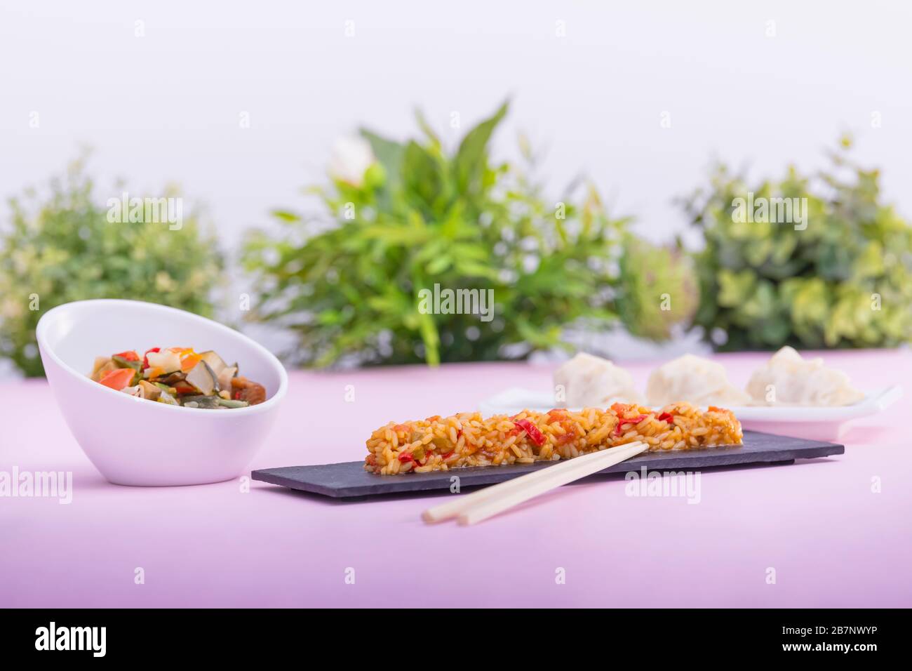 Piatto di riso fritto con verdure assortite e gnocchi Foto Stock