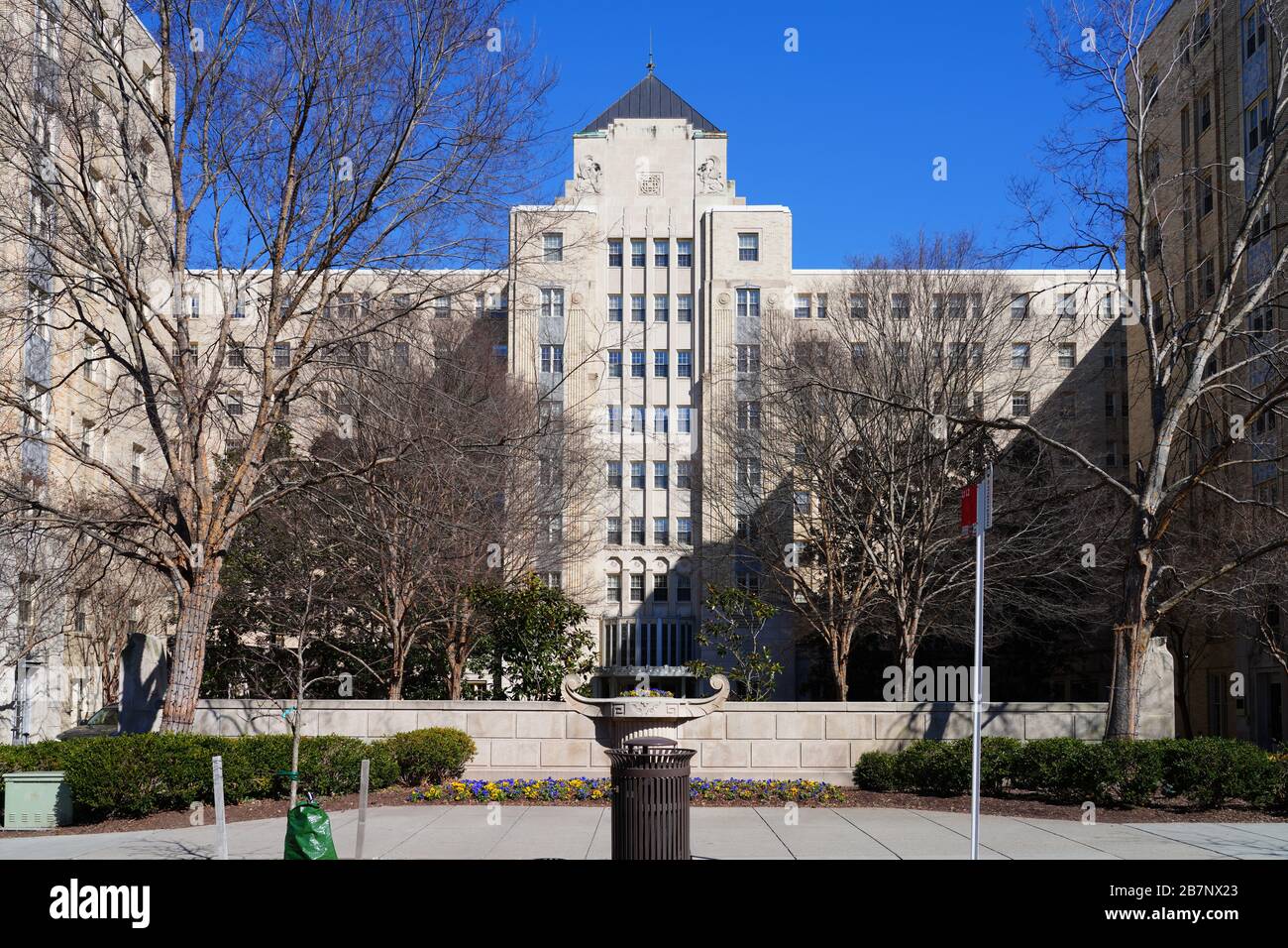 WASHINGTON, DC -22 FEB 2020 - Vista degli appartamenti Kennedy-Warren, un edificio Art Deco punto di riferimento vicino allo Zoo Nazionale Smithsonian a Washington, DC. Foto Stock