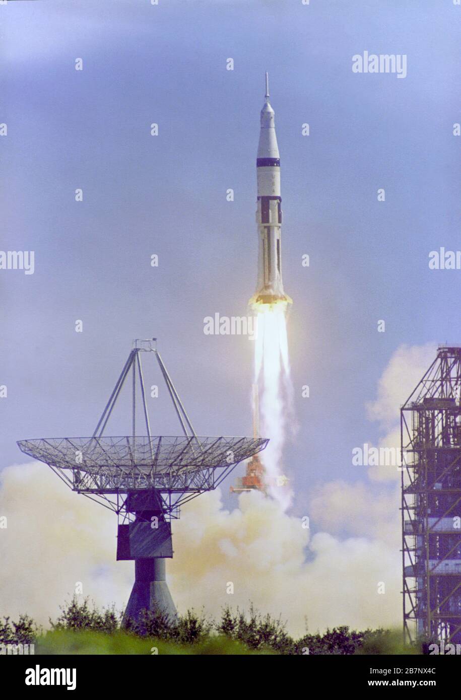 Apollo 7 - NASA, 1968. L'Apollo 7 Saturn IB è stato lanciato dal Kennedy Space Center's Launch Complex 34 alle 11:03 del 11 ottobre 1968. Questa immagine mostra l'antenna di tracciamento a sinistra e una struttura di servizio PAD a destra. Foto Stock