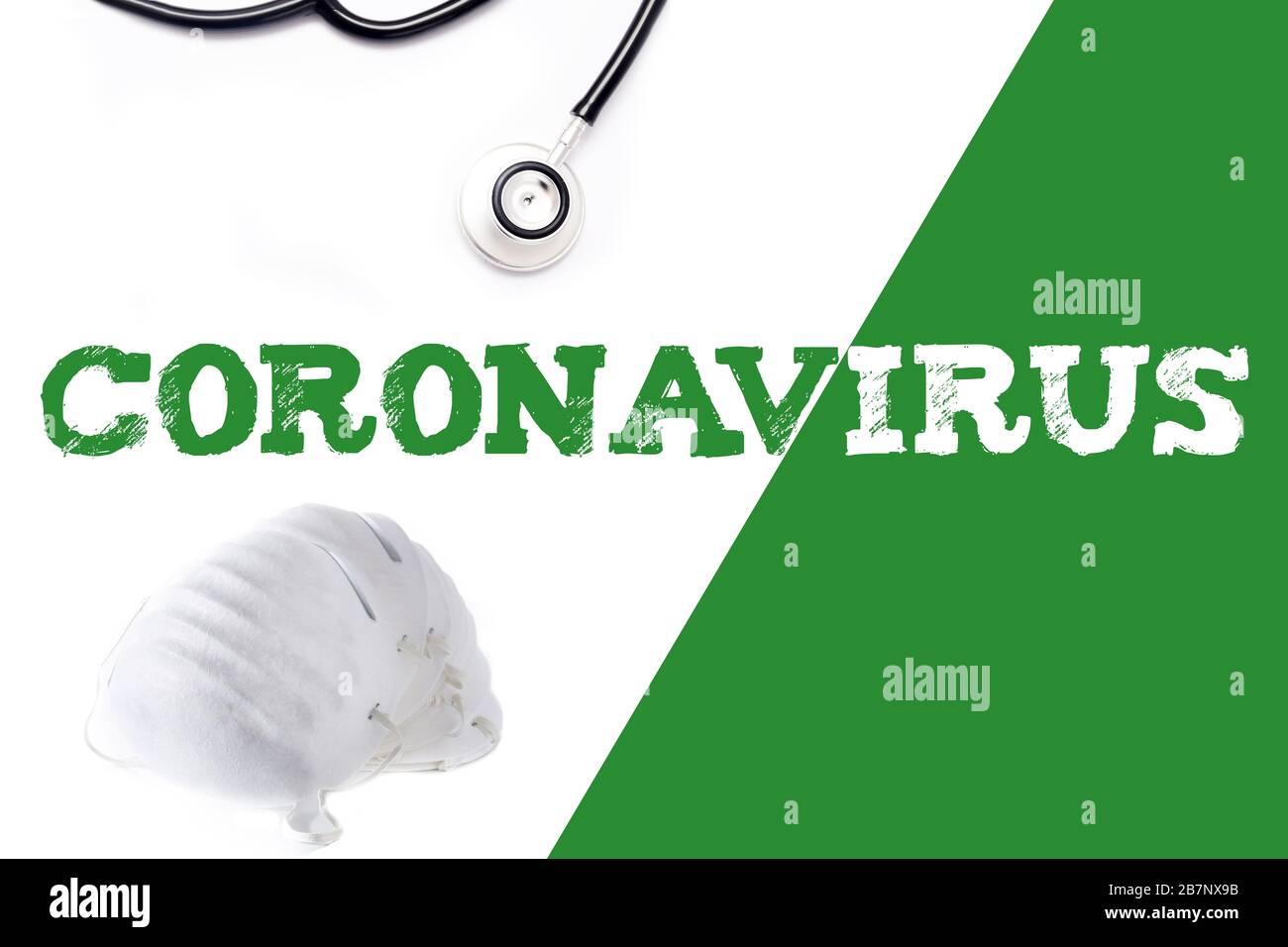 Parola coronavirus, stetoscopio e maschera facciale su sfondo bianco e verde Foto Stock