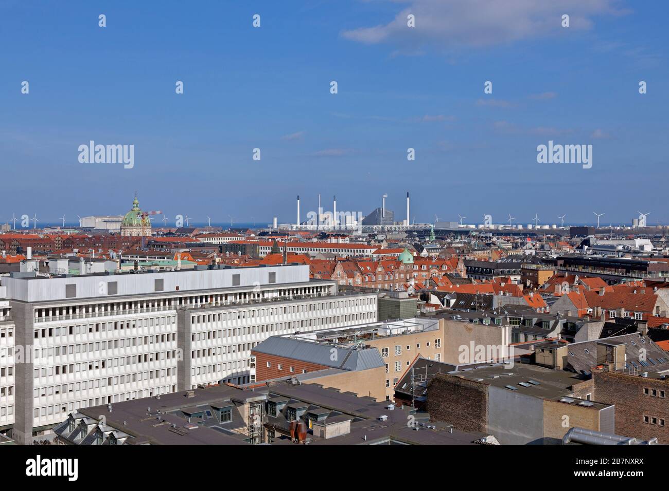 Vista aerea est-nord-est da Købmagergade, Copenaghen, Danimarca. Chiesa di marmo, Amager skibakke, turbine eoliche offshore, il suono Øresund, ecc Foto Stock