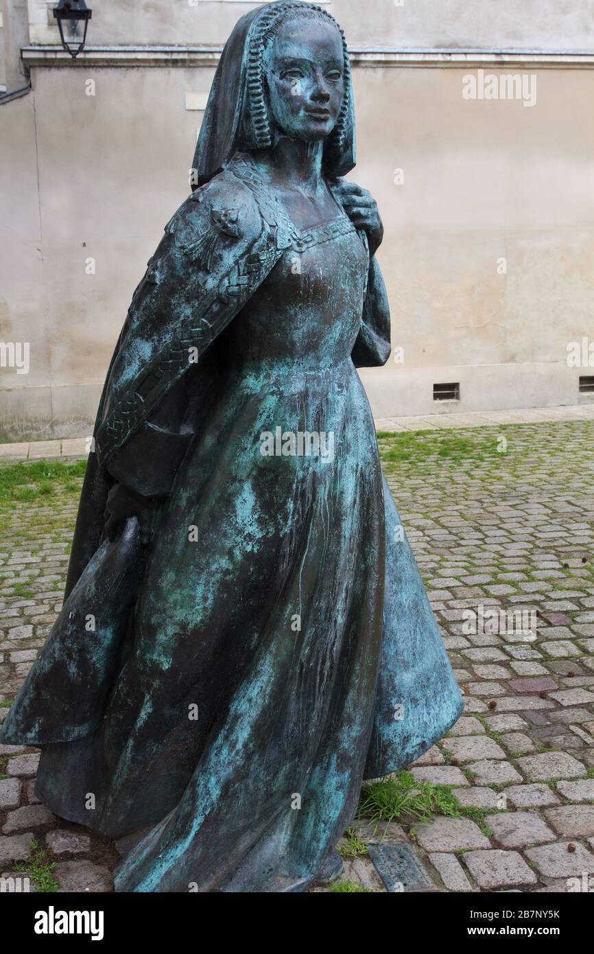 Statua di Anne de Bretagne di Jean Fréour (2002) vicino al Château des ducs de Bretagne, Nantes, Loire Atlantique, Francia Foto Stock