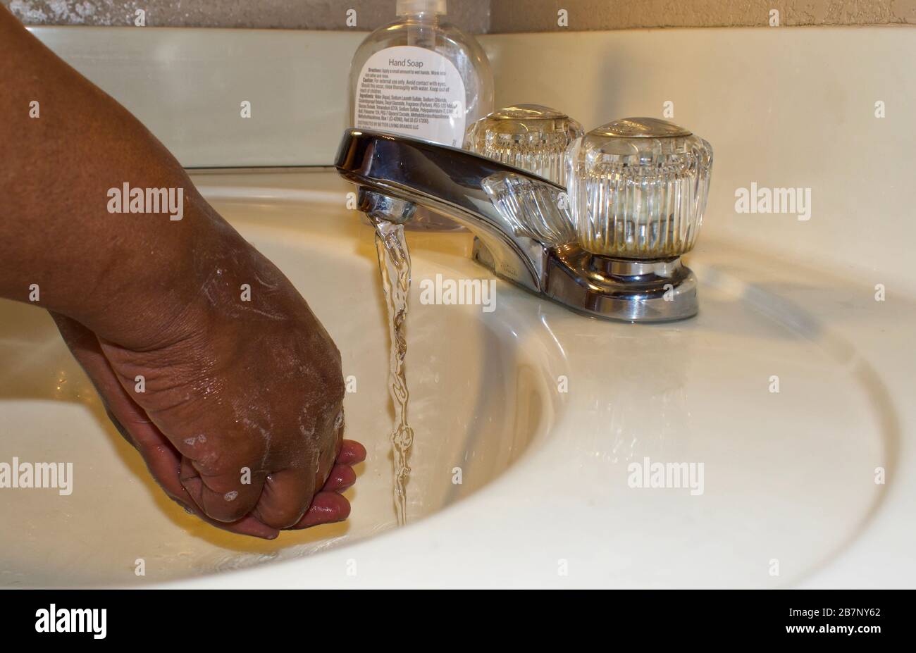 Mani di lavaggio coronavirus - Donna Afro-americana Foto Stock
