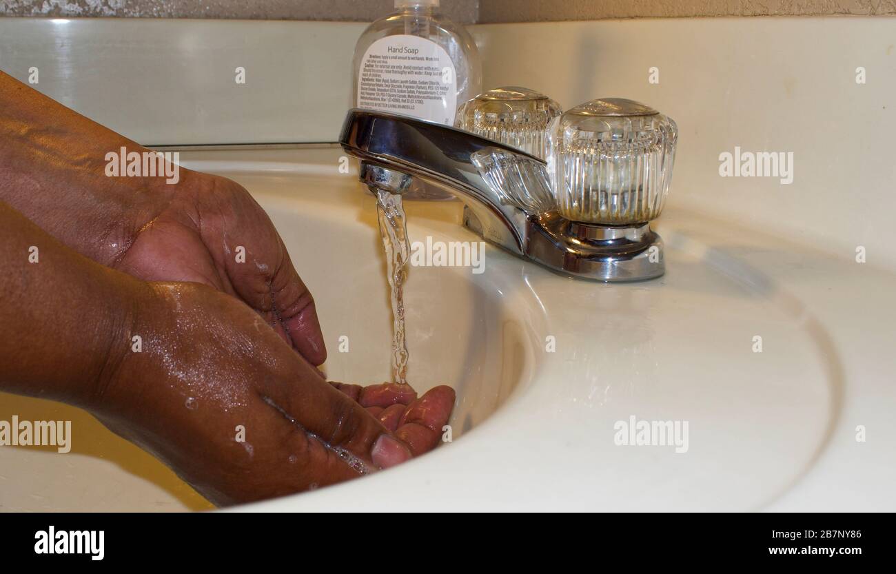 Mani di lavaggio coronavirus - Donna Afro-americana Foto Stock