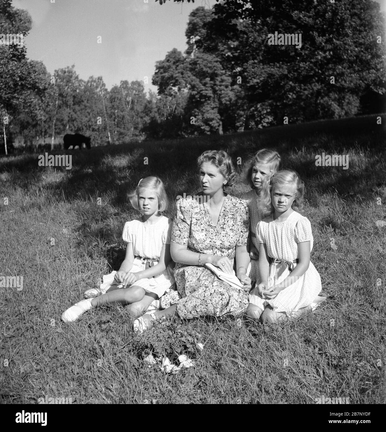 Principessa Sibilla con le principesse di Hagaparken, Stoccolma, Svezia, 17/8 1944. Foto Stock