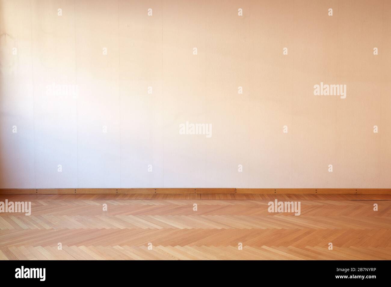 Interno della camera con pavimento in legno in appartamento vuoto Foto Stock