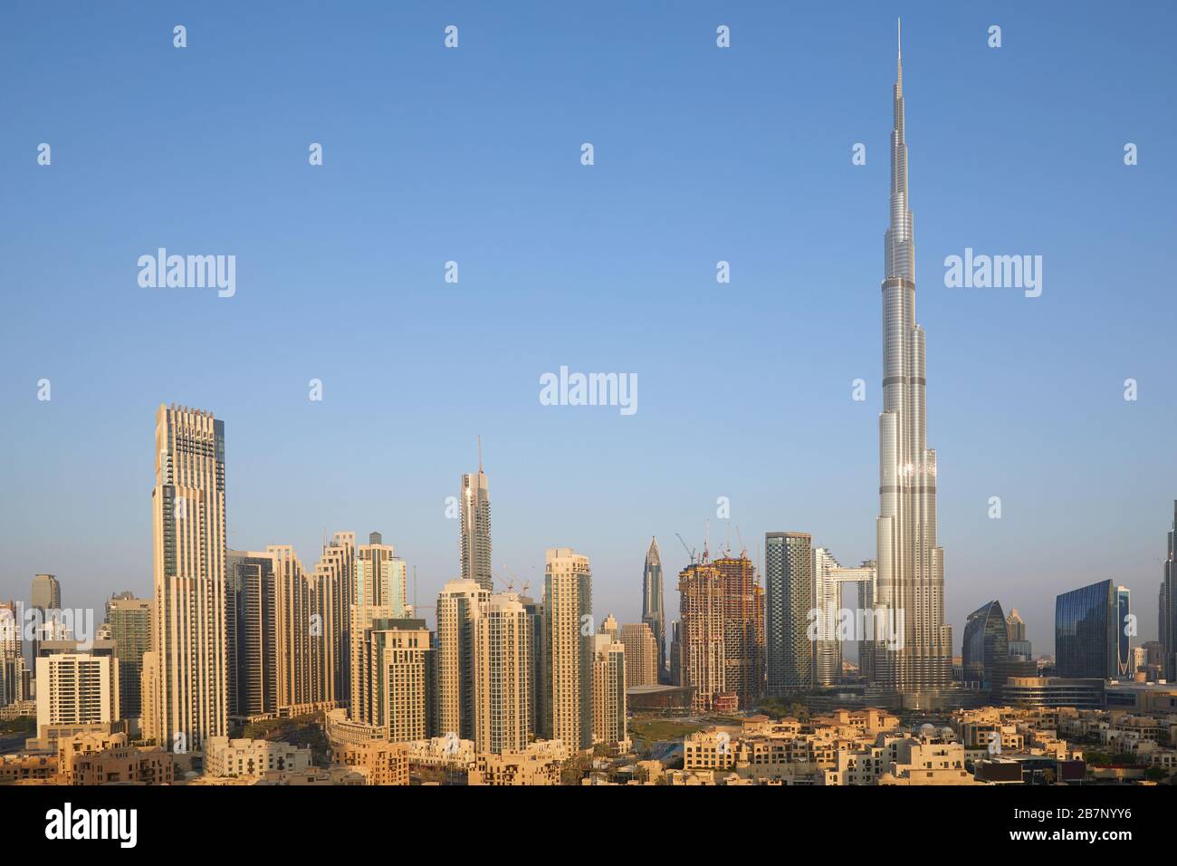 Il grattacielo del Burj Khalifa e la vista della città di Dubai in una mattinata soleggiata Foto Stock