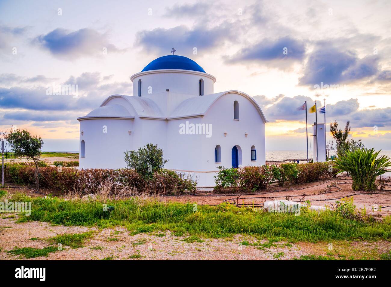 Chiesa greco-ortodossa di San Nicola sulla costa mediterranea di Geroskipou, Pahos, Cipro catturato al tramonto Foto Stock