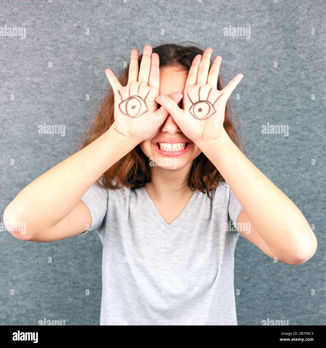 Tastiera di cartone per computer sulla scrivania dell'ufficio. Nelle  vicinanze si trovano note appiccicose con la frase 'Happy fool's day' Foto  stock - Alamy