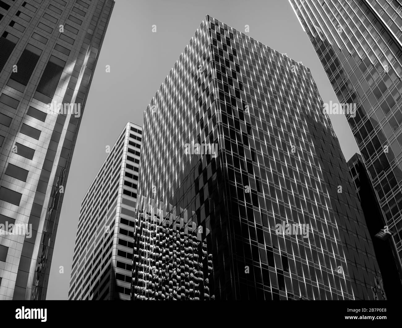 Foto ad angolo basso di un edificio moderno con pannelli di vetro Nel quartiere finanziario di San Francisco Foto Stock