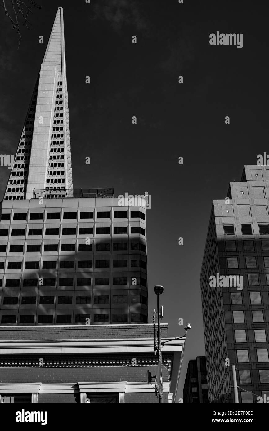 Foto a basso angolo dell'edificio Transamerica Pyramid a Montgomery San Francisco, USA in bianco e nero Foto Stock