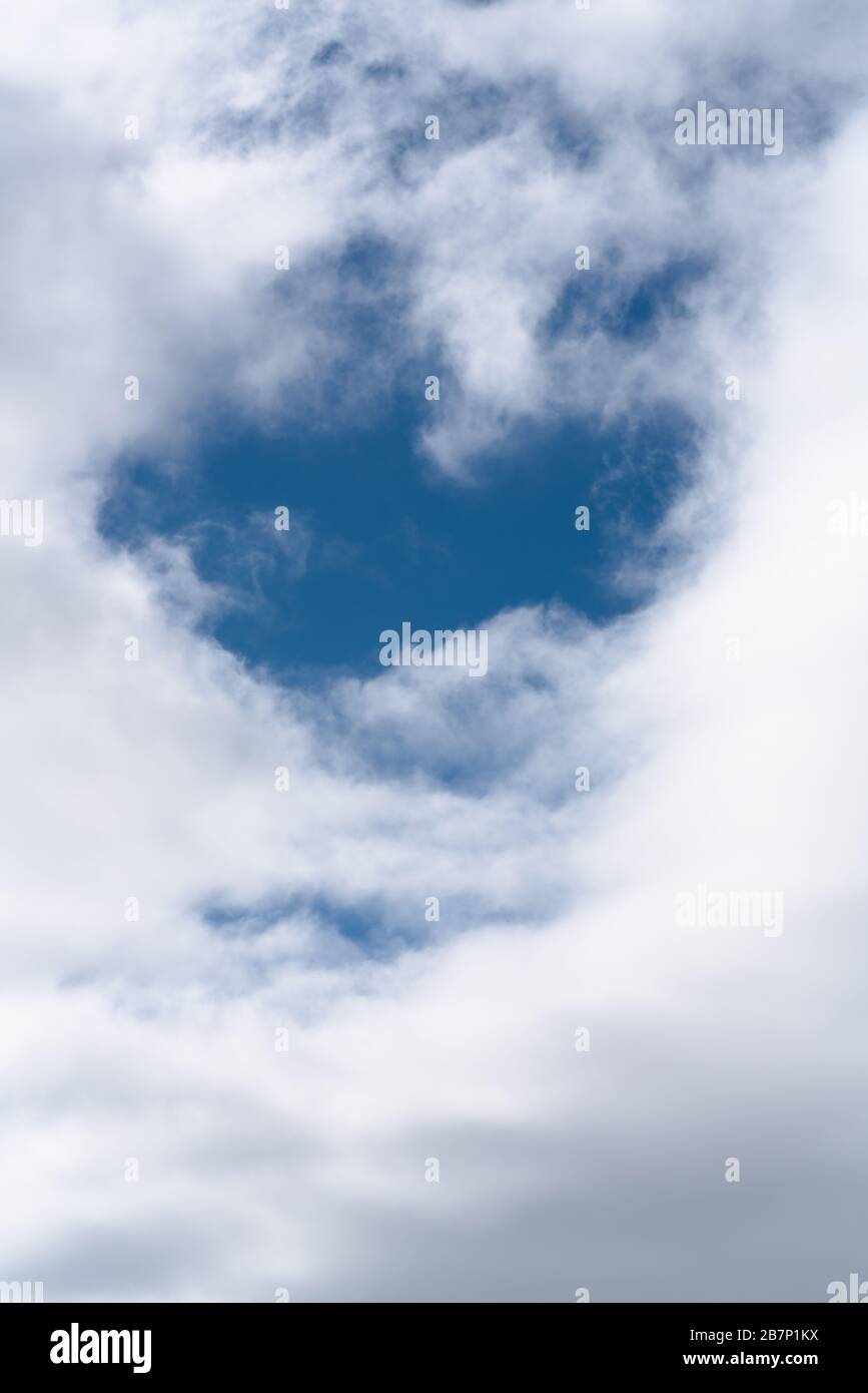 Cielo blu soleggiato attraverso belle nuvole lanuginose, sfondo, tempo, messa a fuoco morbida. Foto Stock