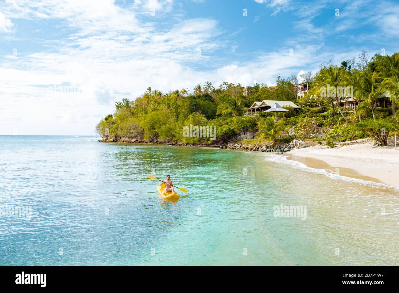 Santa Lucia mar dei caraibi, giovane ragazzo in vacanza all'isola tropicale Santa Lucia, uomini in nuoto a breve distanza dalla spiaggia Foto Stock
