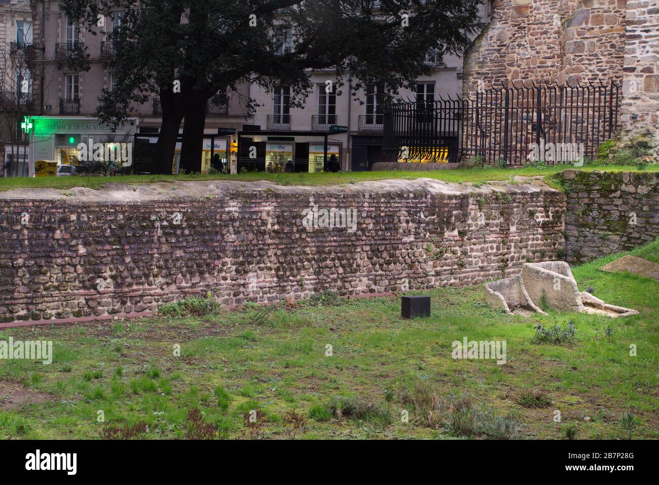Resti archeologici del Muro Romano di Nantes (Loire-Atlantique, Francia) tra Porte St-Pierre e la Cattedrale. Foto Stock
