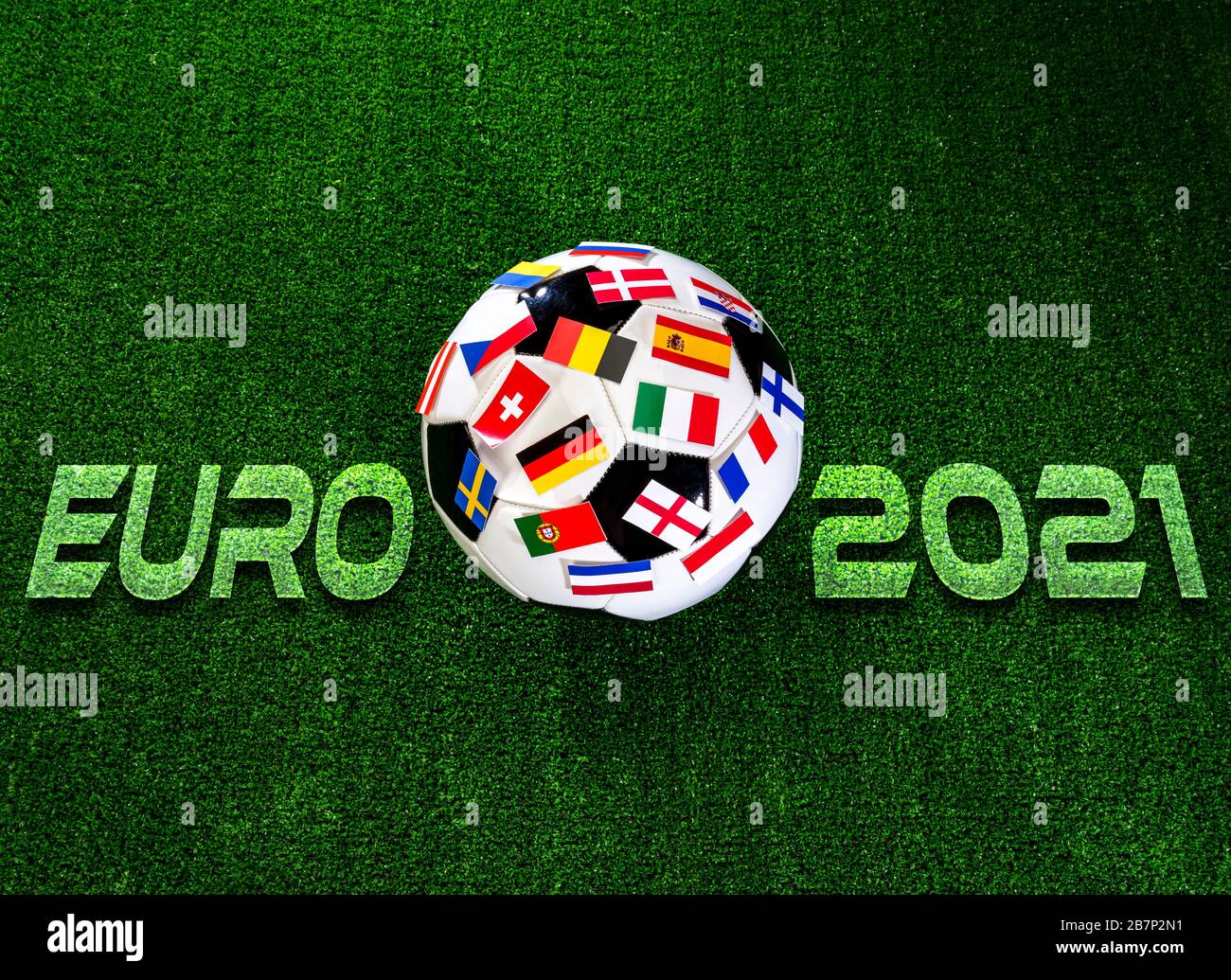 Campionato di calcio Euro 2021. Pallone da calcio con bandiere dei paesi europei Foto Stock