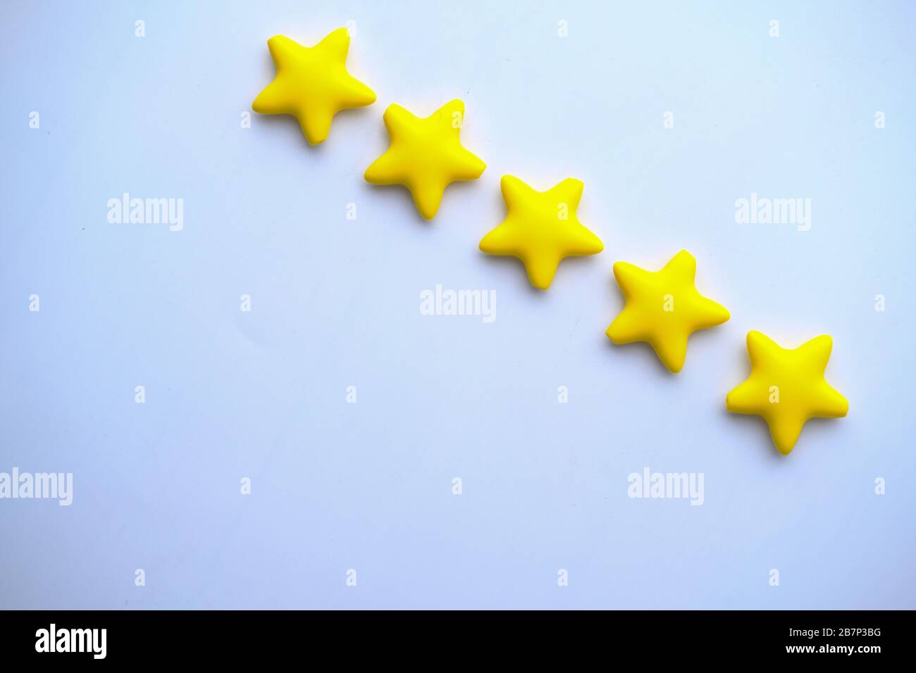 cinque stelle su sfondo bianco, primo piano. Foto Stock