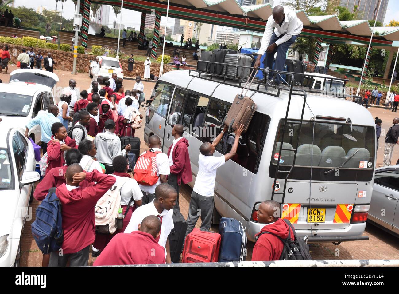 Gli studenti della Moi High School Kabarak caricano un mini bus con le valigie al Parco di Uhuru a Nairobi mentre aspettano di essere ferried alle loro case dopo un ordine dal governo keniota di sospendere l'apprendimento in tutte le istituzioni educative come misura preventiva contro la diffusione del Coronavirus. Il Kenya ha da allora segnalato quattro casi di COVID-19. Foto Stock