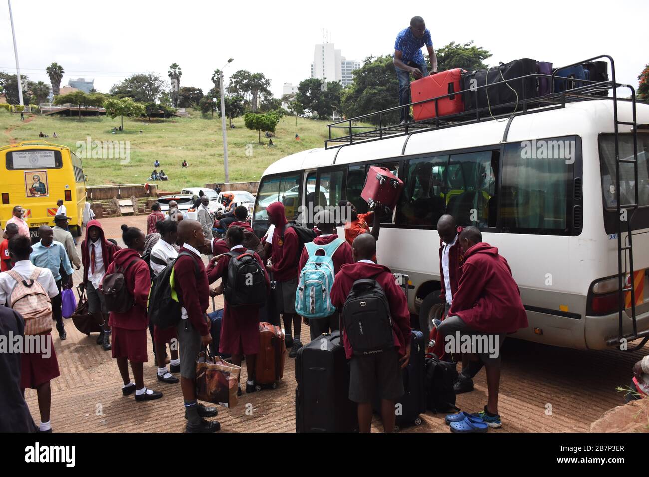 Gli studenti della Moi High School Kabarak caricano un mini bus con le valigie al Parco di Uhuru a Nairobi mentre aspettano di essere ferried alle loro case dopo un ordine dal governo keniota di sospendere l'apprendimento in tutte le istituzioni educative come misura preventiva contro la diffusione del Coronavirus. Il Kenya ha da allora segnalato quattro casi di COVID-19. Foto Stock
