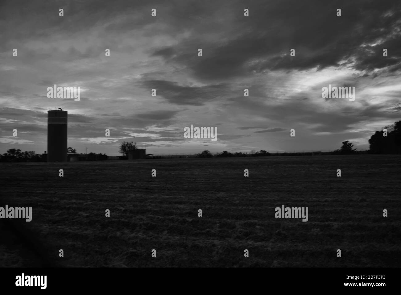 Cloudy Dark Hill Top Bianco e nero Foto Stock