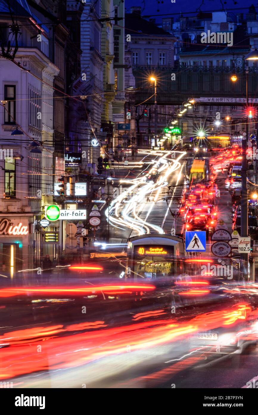 Wien, Vienna: Tram, auto, sentieri per auto leggere, traffico intenso, ora di punta, via Währinger Straße, nel 09. Alsergrund, Wien, Austria Foto Stock