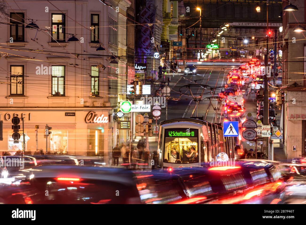 Wien, Vienna: Tram, auto, sentieri per auto leggere, traffico intenso, ora di punta, via Währinger Straße, nel 09. Alsergrund, Wien, Austria Foto Stock