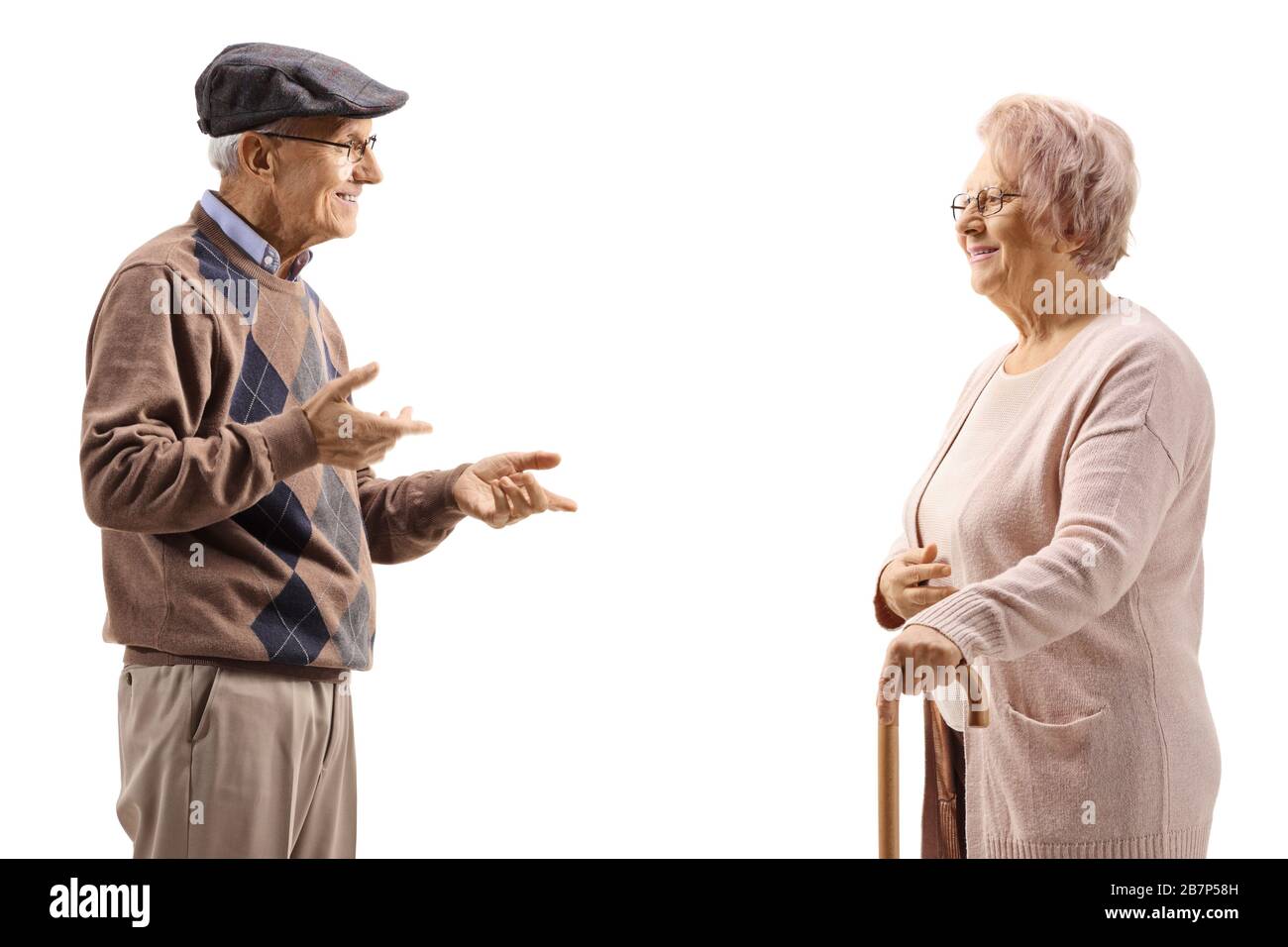 Anziano uomo e donna in piedi e parlare isolato su sfondo bianco Foto Stock