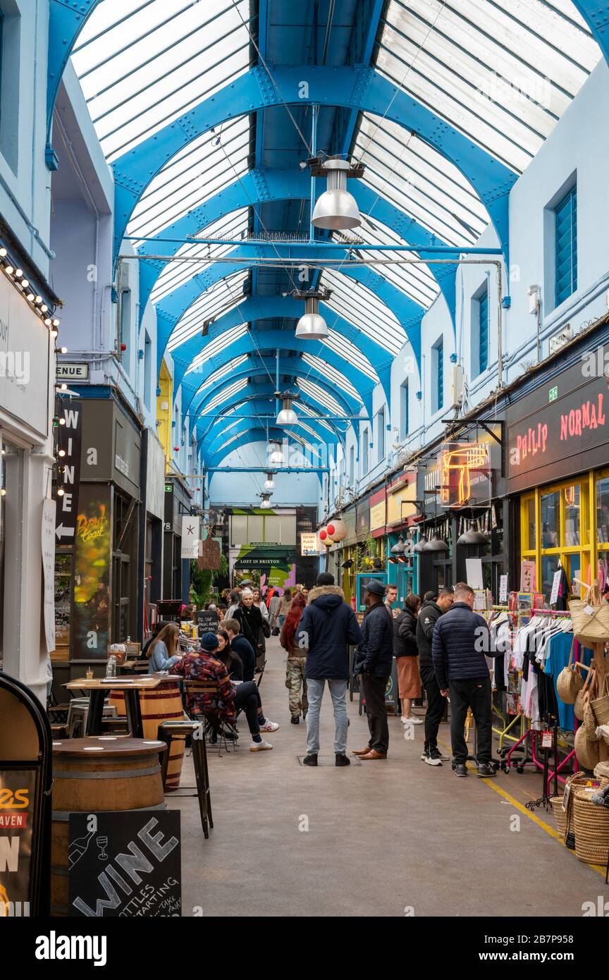 All'interno del mercato di Brixton Village con negozi indipendenti, ristoranti e bancarelle. Foto Stock