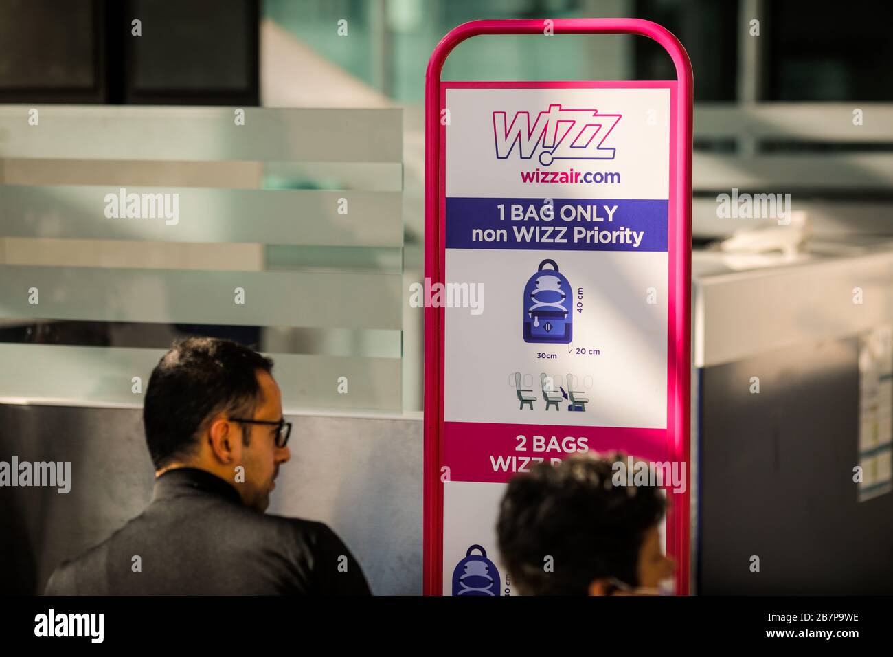 Otopeni, Romania - 25 febbraio 2020: WizzAir misure di borsa carrello all'interno di un aeroporto. Foto Stock