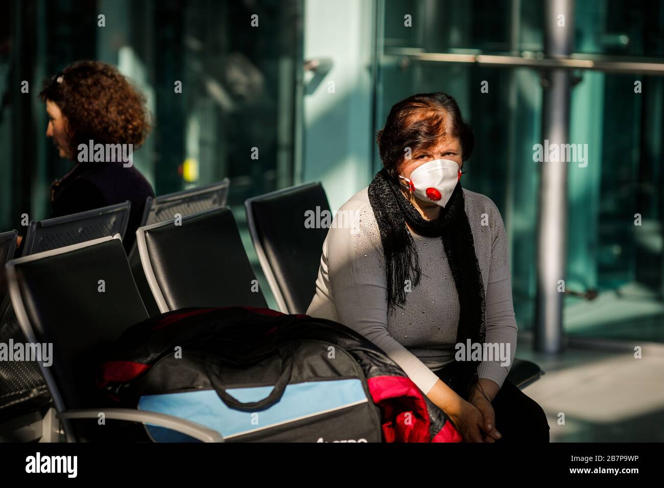 Otopeni, Romania - 25 febbraio 2020: Passeggeri all'interno dell'aeroporto internazionale Henri Coanda, vicino a Bucarest, Romania. Foto Stock