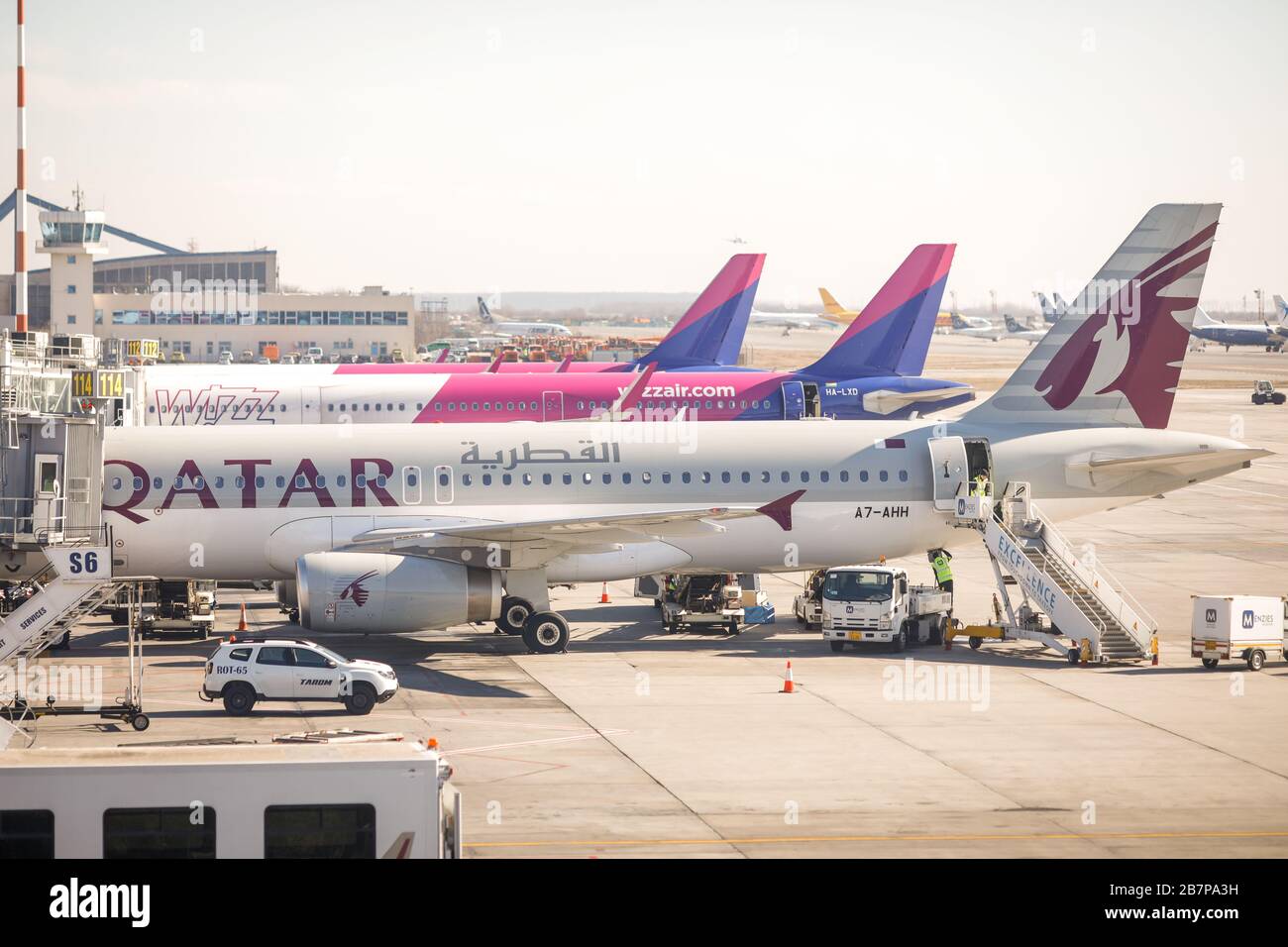 Otopeni, Romania - 25 febbraio 2020: Aerei WizzAir e Qatar Airways sull'Aeroporto Internazionale Henri Coanda, vicino Bucarest, Romania. Foto Stock