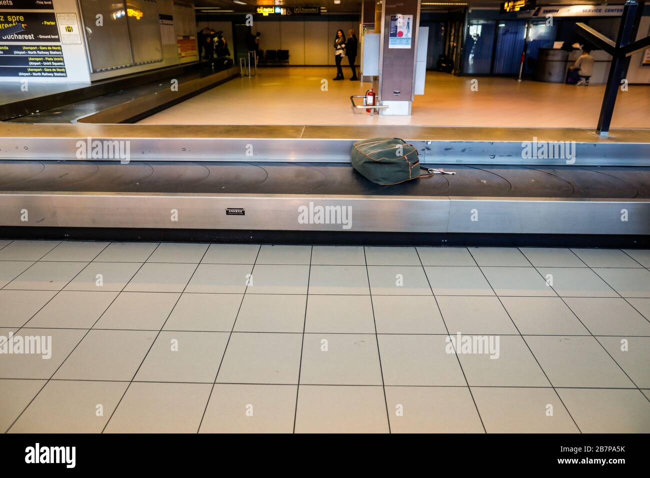 Otopeni, Romania - 25 febbraio 2020: Bagaglio sul carosello bagagli in un aeroporto internazionale. Foto Stock
