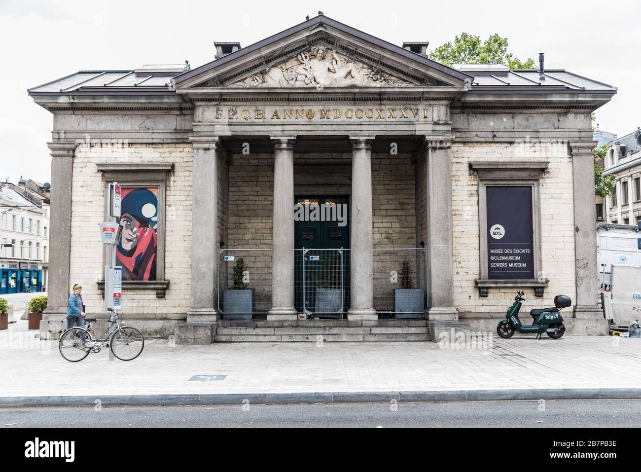 Anderlecht, Brussel / Belgio - 07 16 2019: Pedaggio bianco come padiglioni neoclassici che ora servono come ingresso del museo delle acque Foto Stock
