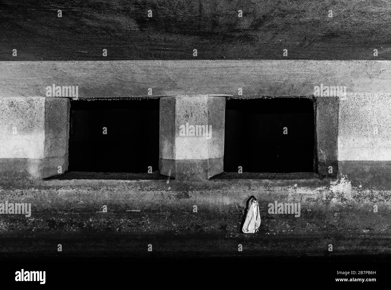 Anderlecht, Bruxelles/Belgio - 07 16 2019: Due scupper sul fiume coperto la Senna su un muro sporco Foto Stock