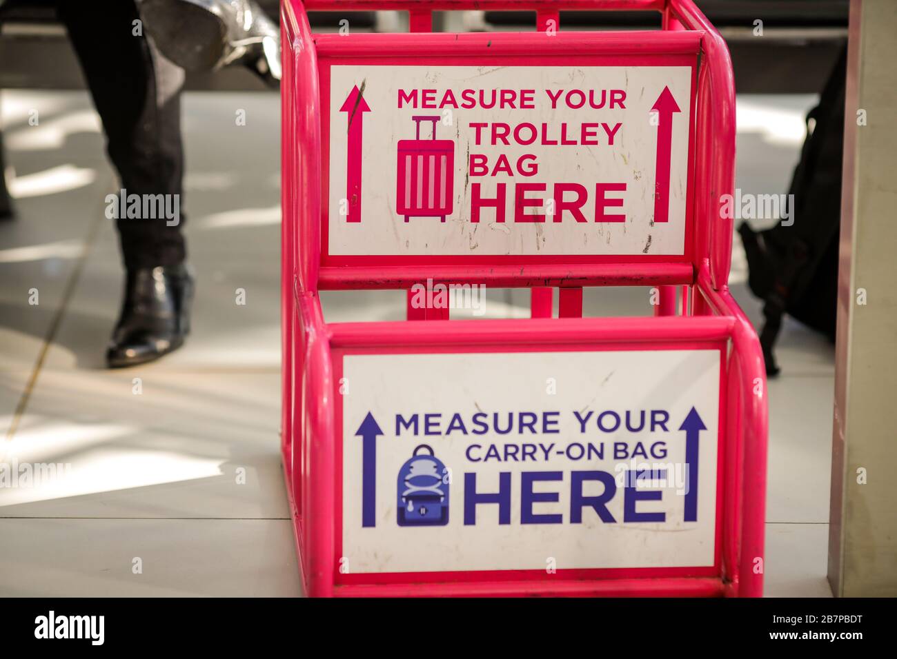 Misure del carrello all'interno di un aeroporto. Foto Stock