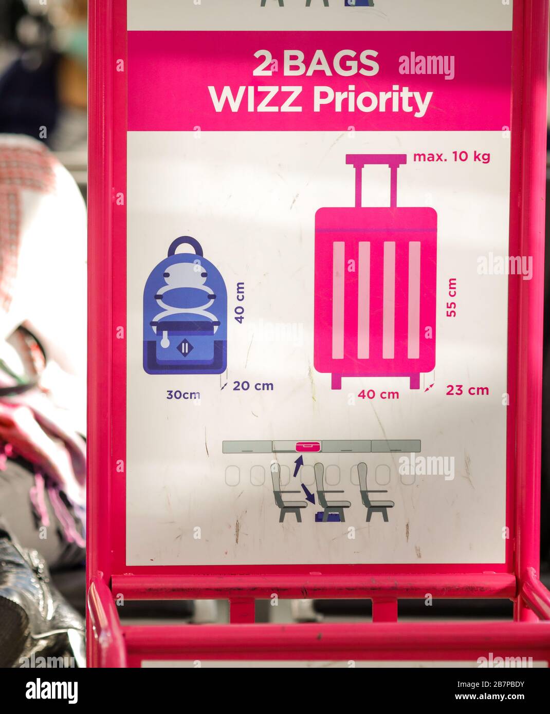 Misure del carrello all'interno di un aeroporto. Foto Stock