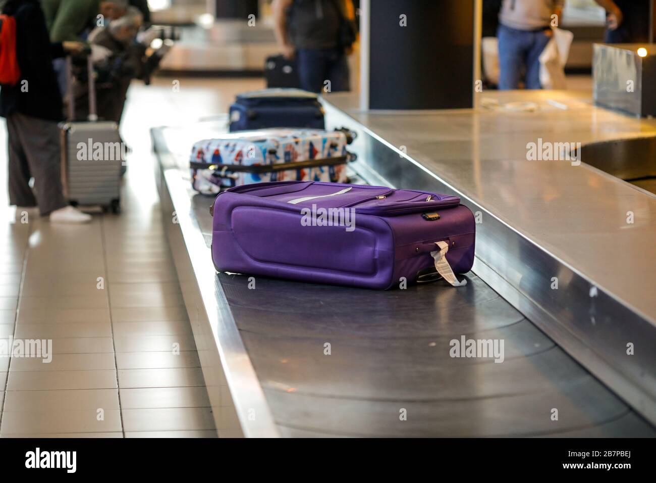 Otopeni, Romania - 25 febbraio 2020: Bagaglio in scatola di cartone sul carosello bagagli in un aeroporto internazionale. Foto Stock