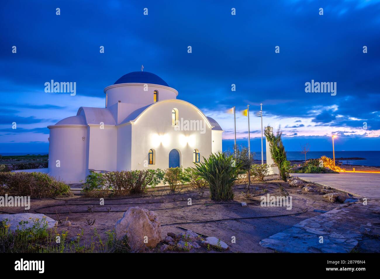 Chiesa greco-ortodossa di San Nicola sulla costa mediterranea di Geroskipou, Pahos, Cipro catturato al tramonto Foto Stock