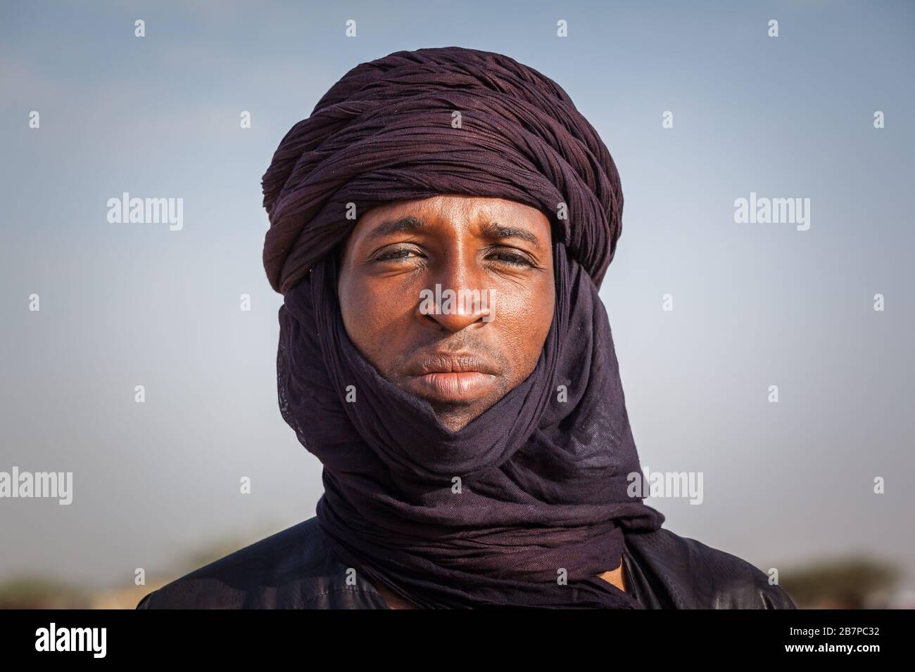 Ingall, Niger : uomo tuareg in primo piano nel tradizionale turbante Foto Stock