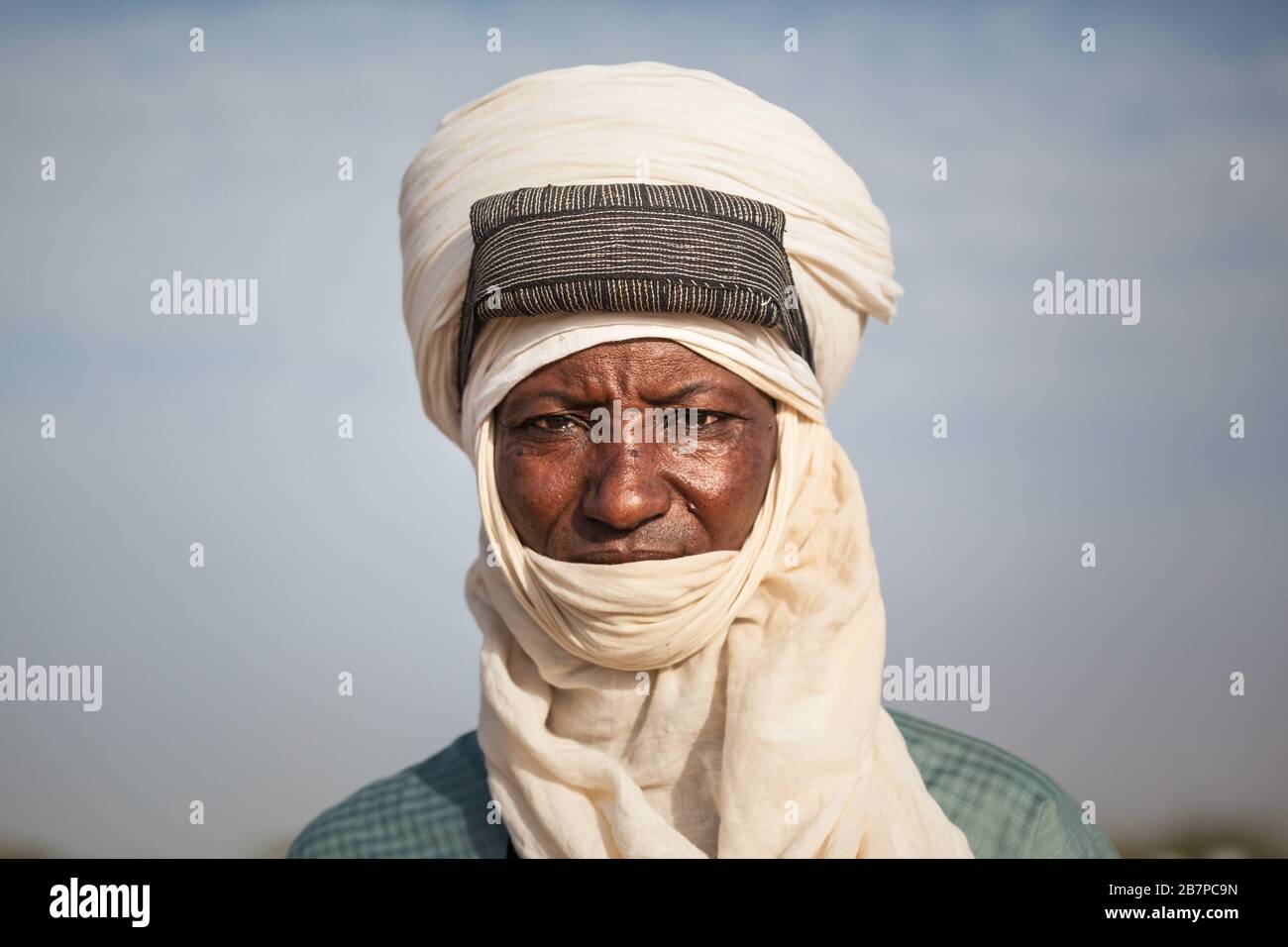 Ingall, Niger : uomo tuareg in primo piano nel tradizionale turbante Foto Stock