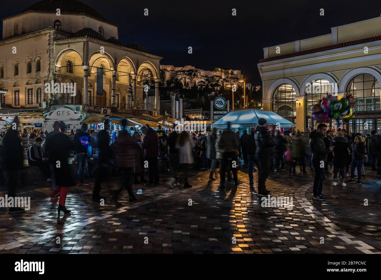 Turisti e gente del posto camminano in piazza Monastirakou il venerdì sera ad Atene, in grecia Foto Stock