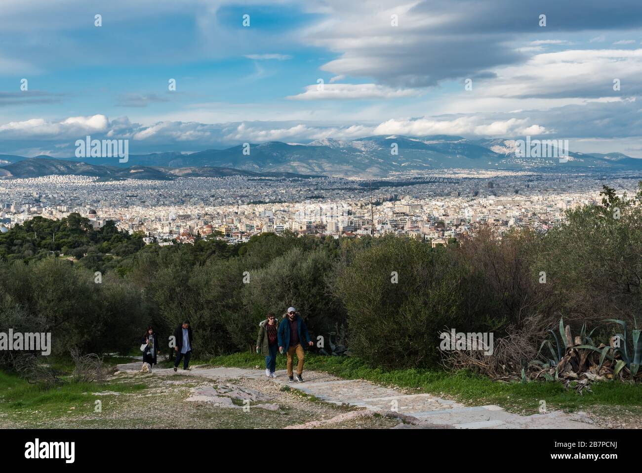Vista sullo skyline di Atene verso il mare, dalle colline di Muse Foto Stock