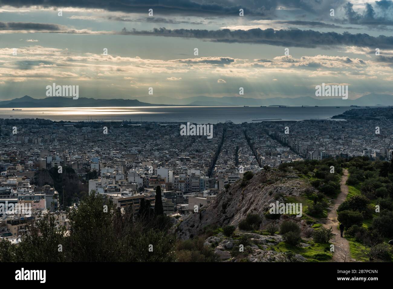 Vista sullo skyline di Atene verso il mare, dalle colline di Muse Foto Stock