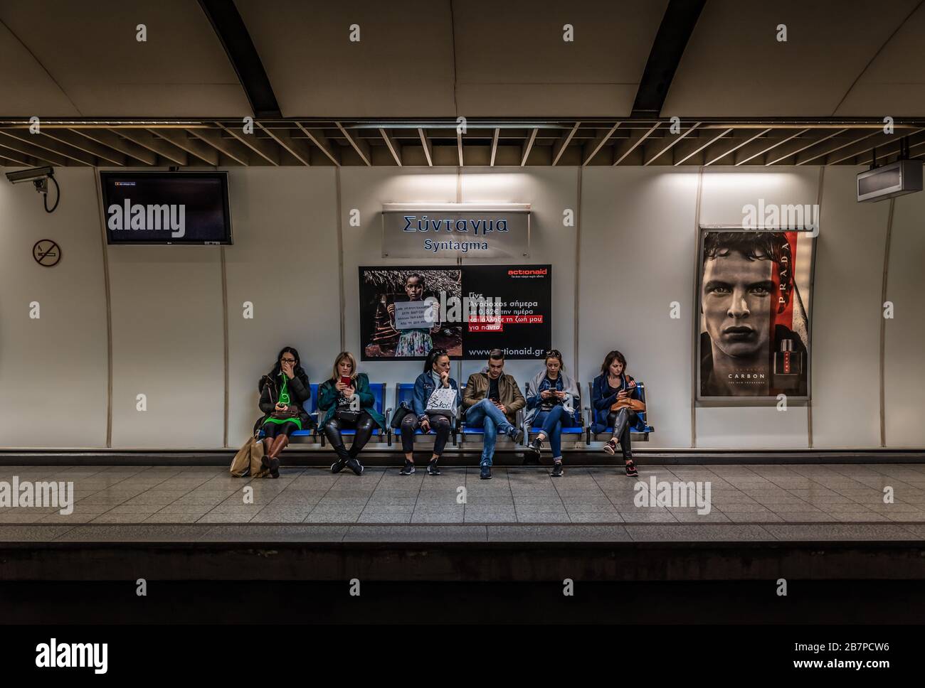 Atene, Attica / Grecia - 12 26 2019: I viaggiatori che aspettano il treno locale alla piattaforma della stazione della metropolitana Syntagma Foto Stock