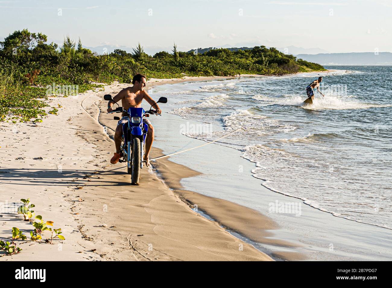 Moto trainando un surfista a Daniela Beach. Florianopolis, Santa Catarina, Brasile. Foto Stock