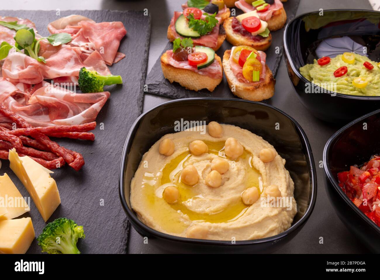Vari antipasti con hummus e salsa al tavolo Foto Stock
